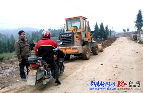 3平整寬闊的公路見證著變化，也預(yù)示著新的發(fā)展IMG_8934副本