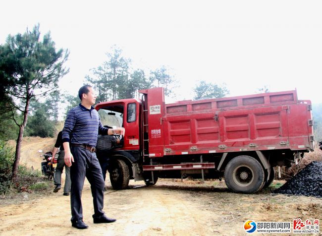 位于山林之間的公路正在鋪設(shè)砂石，馬上要進(jìn)行水泥硬化IMG_9342