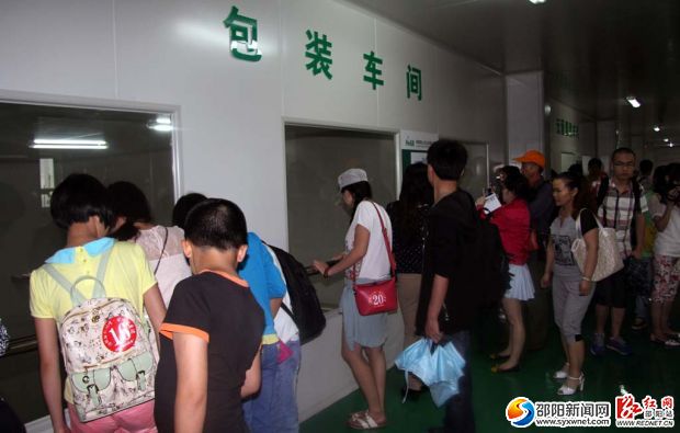 參觀南山牧業(yè)有限公司液態(tài)奶的包裝車間。