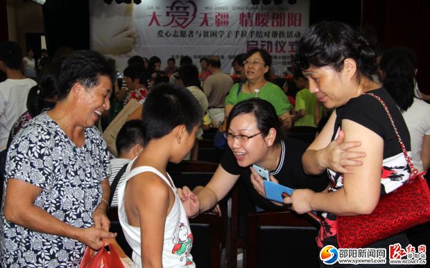 愛(ài)心志愿者和受捐助學(xué)子親切交談。