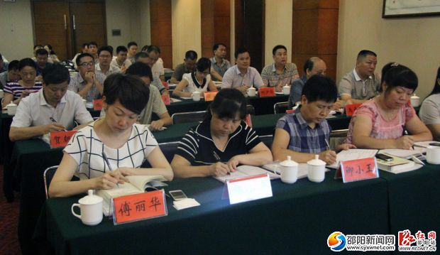 各縣市區(qū)宣傳部負(fù)責(zé)人回顧總結(jié)了上半年工作。