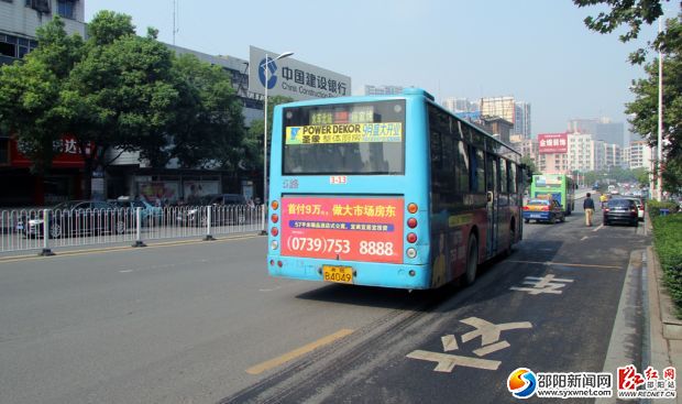 目前，每日乘坐公交車出行人數(shù)達(dá)到20多萬(wàn)元人次，公交車仍是市民出行主要首選工具。