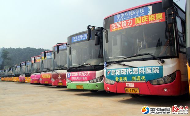 楓林停保場(chǎng)停放有序的公交車。