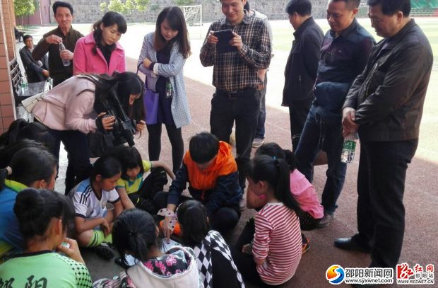 團市委副書記曾劍萍、市希望辦工作人員來到