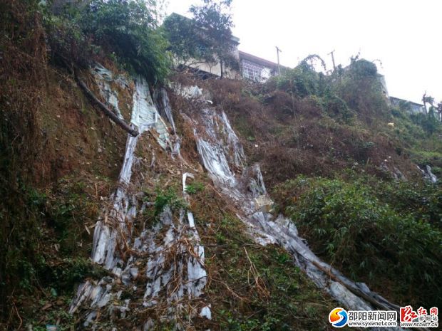 一處泥石流災(zāi)害現(xiàn)場(chǎng)，先用塑料膜覆蓋避免進(jìn)一步發(fā)生災(zāi)害。