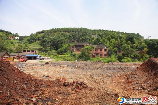 鏡頭正前方為即將修建的隧道入口。