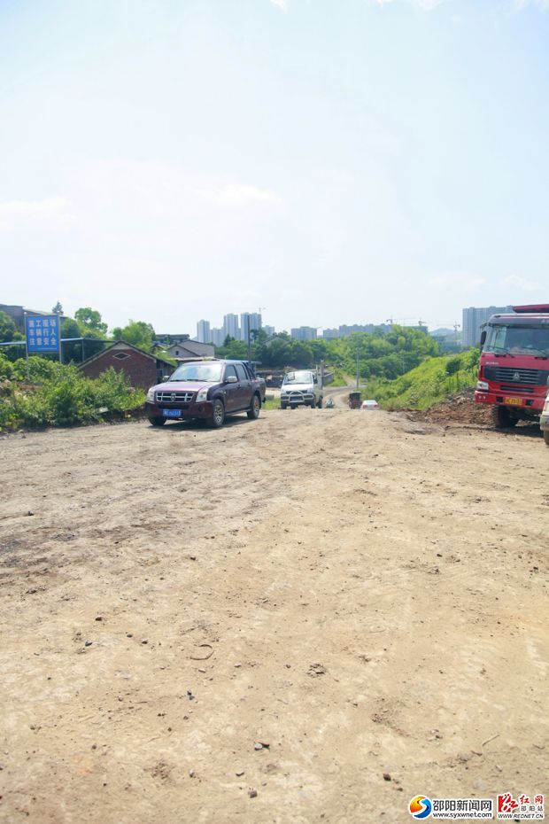 即將修建的新華南路，修成后將拉通新老城區(qū)的道路。_副本