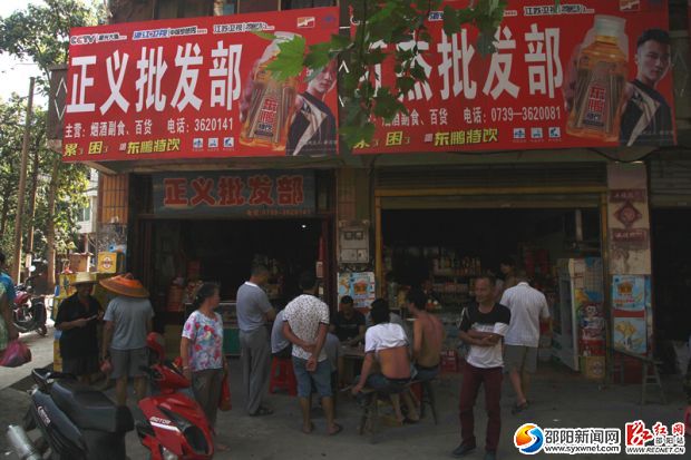 兩家煙花爆竹零售點完全沒有按照距離50米的要求，僅僅只有一墻之隔。