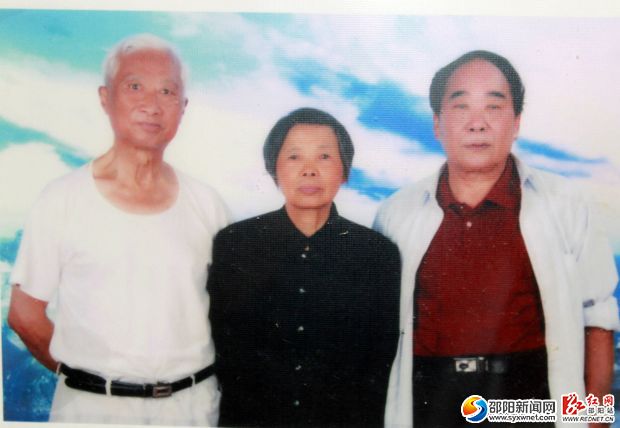 2008年，“108將”其中的三人合影留念。