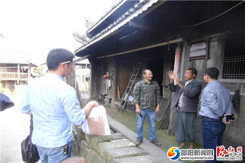  古舊識字屋前，聽苗鄉(xiāng)老人講述苗家崇文尚敬的動人講述