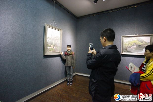 美術(shù)愛好者在一副喜歡的作品前合影。