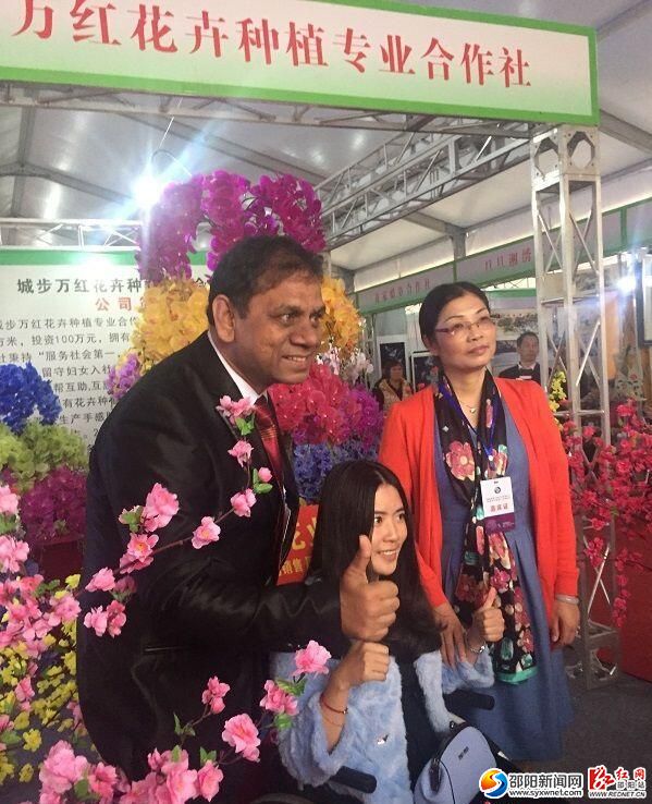 印度客商正與楊淑婷合影。