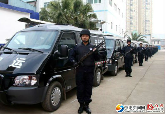整齊排列的武裝押運。