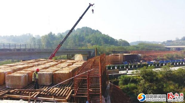 梽木山互通C匝道跨滬昆高速橋施工。(資料圖）