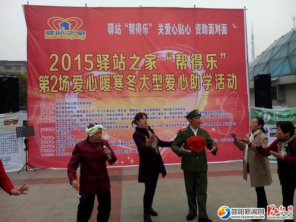 圖為隆回紅歌會(huì)在義演