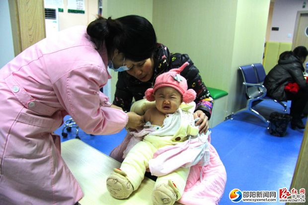 護(hù)士正在給幼兒接種疫苗。_副本