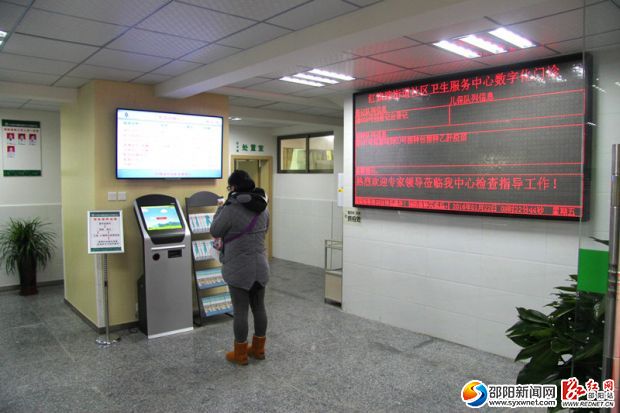 掛號(hào)大廳內(nèi)，各種信息一目了然。_副本