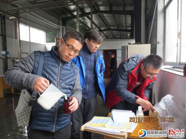 3月15日，農(nóng)業(yè)部抽檢工作人員正在抽取生鮮乳樣品。