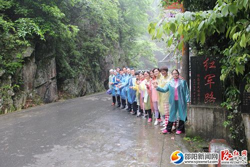 青年干警們合影