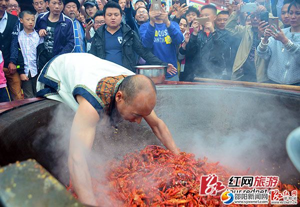 8日下午，張家界火宮殿溪步老街店前出爐了一鍋用手炒出的麻辣龍蝦，引起眾多游客圍觀。