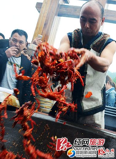 年近五旬的唐程剛為土家族人，練習(xí)鬼谷神功已有40年，有徒手下油鍋而毫發(fā)無傷的本事。