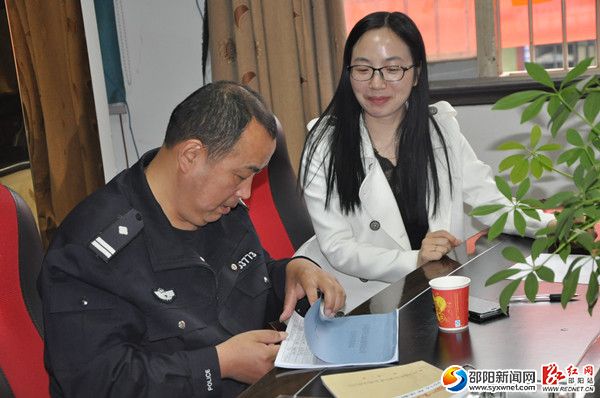 圖為交警檢查客運企業(yè)臺賬