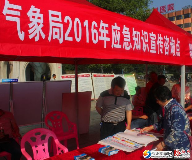 金宣喜副局長為老人講述氣象知識