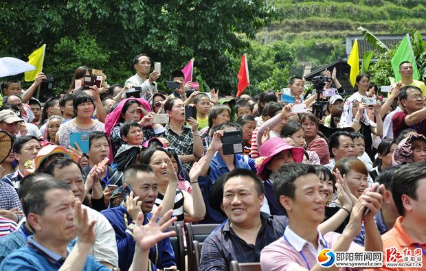 民俗演出吸引不少游客