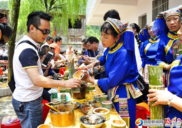 長(zhǎng)龍宴上瑤族姑娘身著瑤服給遠(yuǎn)道而來(lái)的客人敬酒、敬茶、獻(xiàn)烏飯