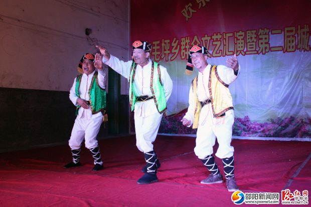 白毛坪鄉(xiāng)卡田村村民羅世毅等正在表演唱山歌