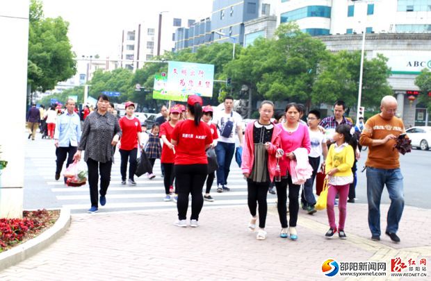 志愿者們堅(jiān)守在十字路口。 