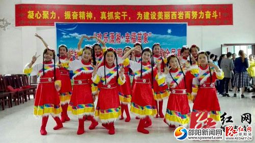 圖為西巖鎮(zhèn)賽場(chǎng)節(jié)目　　(肖丁勤攝)