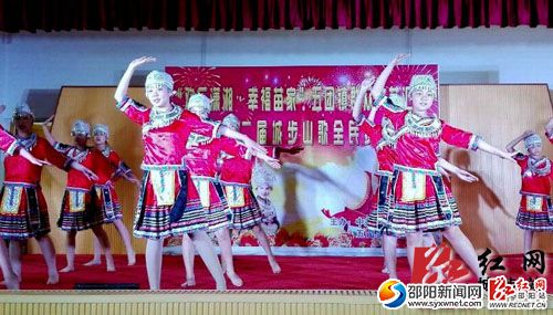 　圖為五團(tuán)鎮(zhèn)賽場(chǎng)節(jié)目　　(肖丁勤攝)