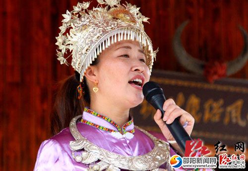 　丹口鎮(zhèn)山歌手在演唱　　(肖丁勤攝)