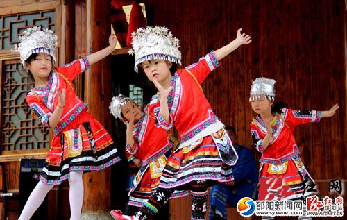 圖為丹口鎮(zhèn)幼兒舞蹈　　(肖丁勤攝)