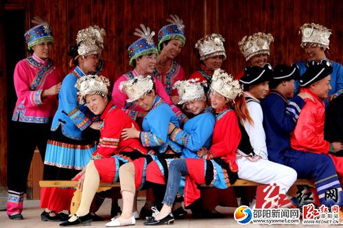 苗鄉(xiāng)習(xí)俗“擠油尖”　　(肖丁勤攝)