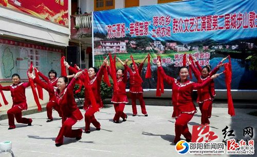 圖為蔣坊土橋農(nóng)場(chǎng)賽場(chǎng)節(jié)目　　(肖丁勤攝)
