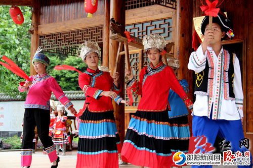 苗族舞蹈“板凳龍”　　(肖丁勤攝)