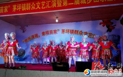 圖為茅坪鎮(zhèn)賽場(chǎng)節(jié)目　　(肖丁勤攝)
