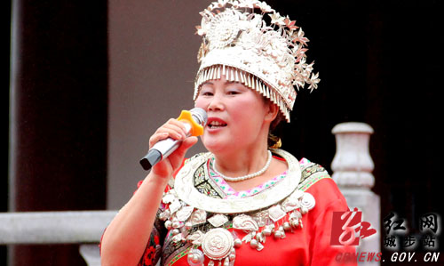 女歌手風采　　(肖丁勤攝)