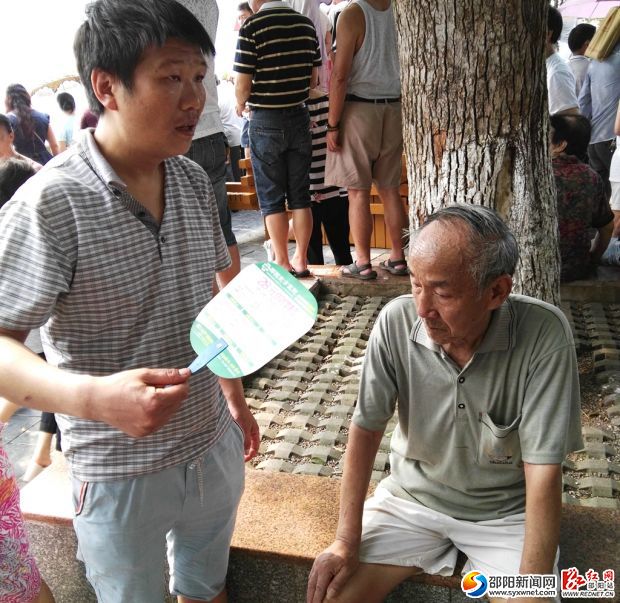 老人家清醒過(guò)來(lái)后，市民蘇長(zhǎng)青還一直陪伴他，問(wèn)寒問(wèn)暖_看圖王