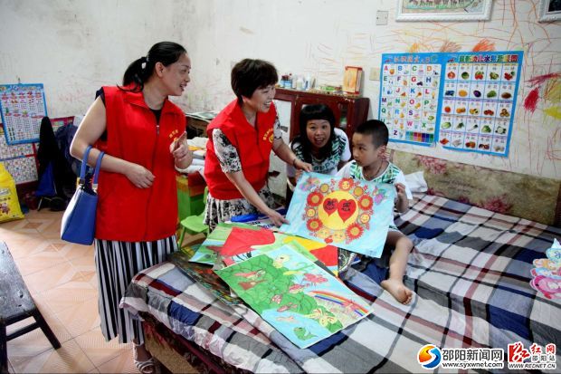 志愿者看望兵兵