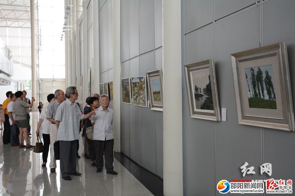 “沃土生精華--湖南省文化館成立60周年美術(shù)攝影書法展”在湖南省文化館展覽廳開幕。