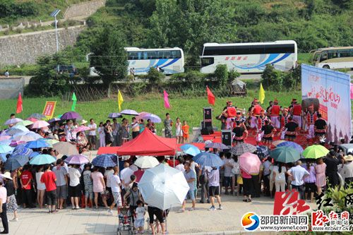 賓客們欣賞苗家歌舞