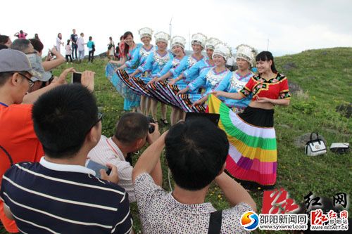 苗家阿妹在南山景區(qū)留戀