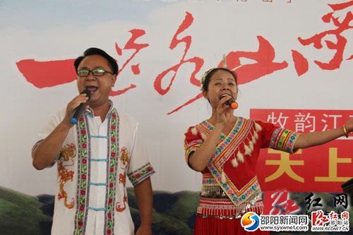 苗家阿哥阿妹獻(xiàn)唱《一路山歌上南山》