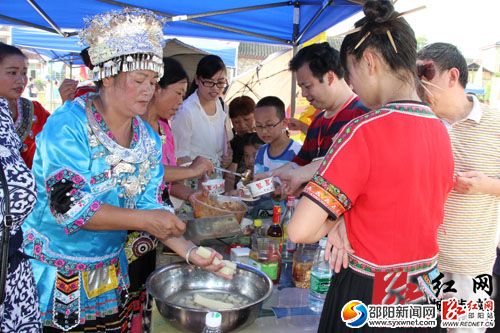 賓客們爭(zhēng)相品嘗苗家特色小吃