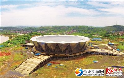 體育中心體育館主體已經(jīng)完工。