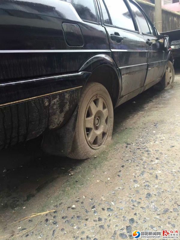 圖為車輛輪胎應(yīng)停放過久而受損