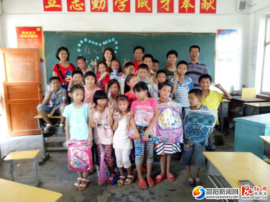 孩子天真的笑臉。